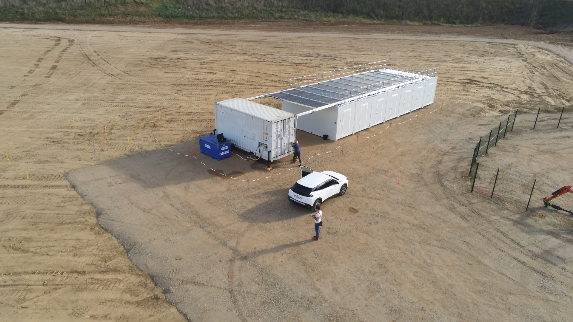 Conteneur photovoltaïque hybride